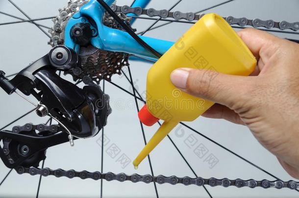 技工润滑油自行车链子和齿轮和油