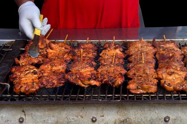 barbecue吃烤烧肉的野餐烧烤和鸡胸肉向串肉扦存在转动在旁边手