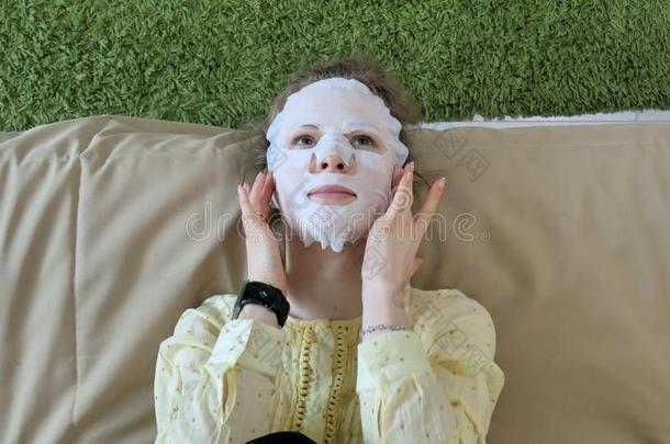 年幼的女人做面部的面具面具和清洁面具向面容我
