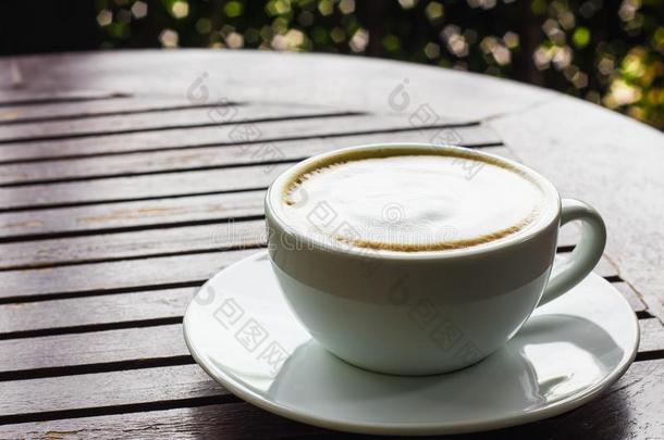 白色的咖啡豆杯子向木制的表