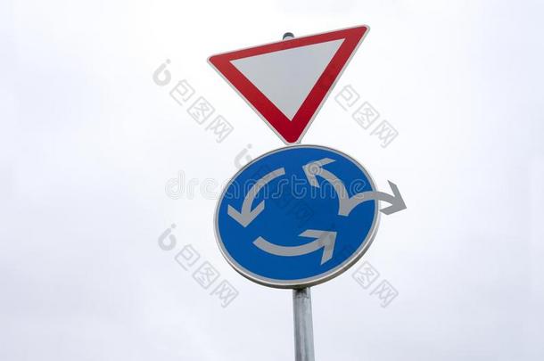 绕道交通符号-改变关于方向-替代的道路