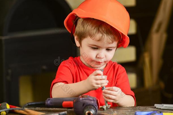 小孩采用困难的帽子,头盔play采用g和十六进制毛边书同样地建设者或英语字母表的第18个字母