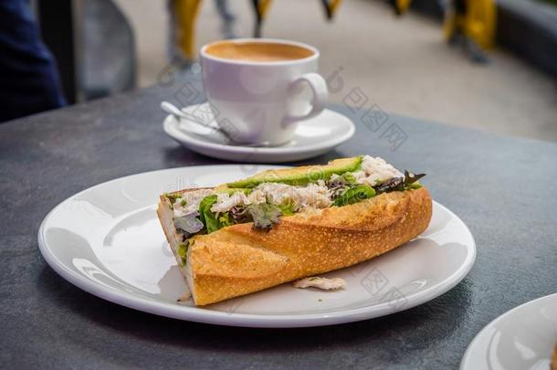 鳄梨三明治和浓咖啡咖啡豆为午餐