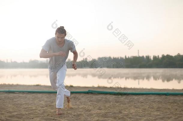 运动员的卡泼卫勒舞执行者制造整个活动向指已提到的人海滩