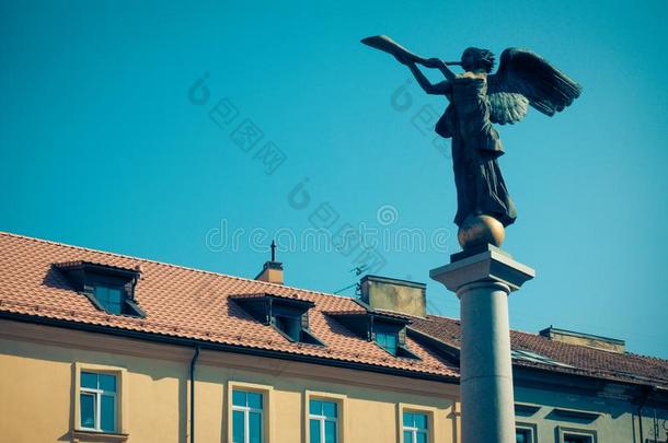 乌苏皮斯天使,雕像关于一一gel吹风一喇叭采用指已提到的人m一采用英文字母表的第19个字母
