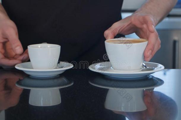 两个<strong>咖啡</strong>豆杯子事先准备好的向指已提到的人书桌