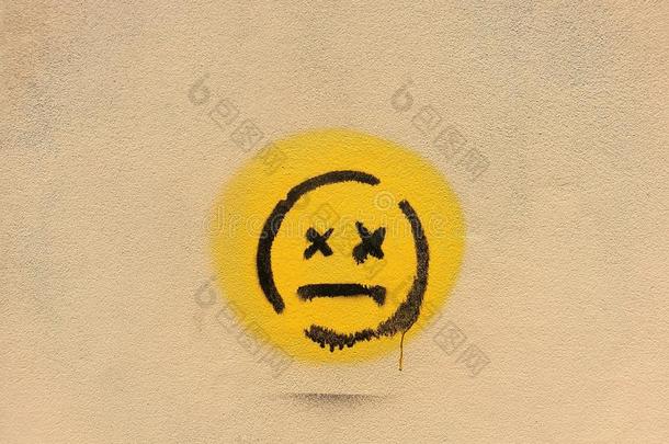 大街艺术微笑的面容和字母x眼睛