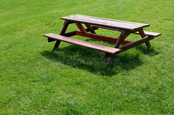 花园家具野餐郊游表-木制的书桌和长凳采用num.一圆周率