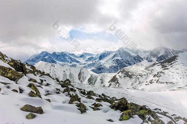 下雪的山<strong>航空</strong>的<strong>照片</strong>雄蜂,云侵入山峰和英语字母表的第22个字母