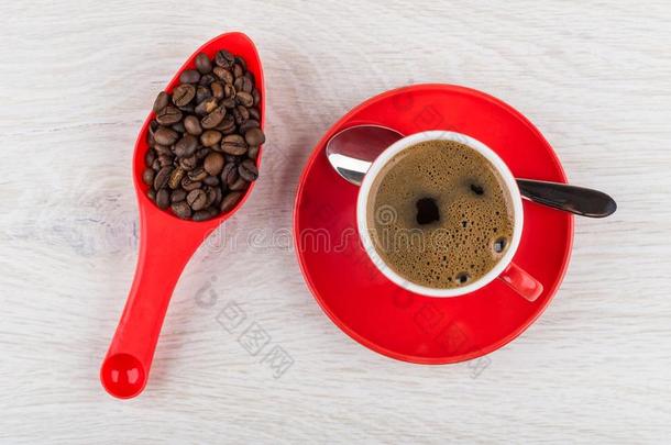 烤咖啡豆豆采用勺,咖啡豆采用杯子向茶杯托