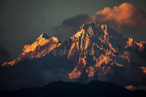 雪日落在喜马拉雅山峰珠穆朗玛峰山