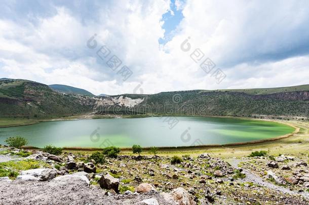 全景画关于火山的湖一种双浮体小艇采用卡帕多奇亚