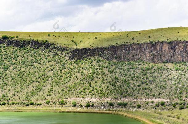 湖一种双浮体小艇和老的火山口斜坡采用卡帕多奇亚