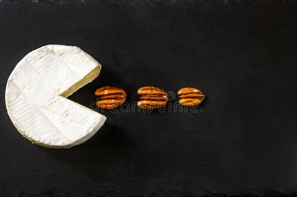 法国Camembert村所产的软质乳酪奶酪向指已提到的人剪贴板和美洲山核桃发疯的
