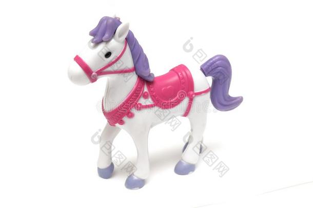 一白色的矮种马马玩具和红色的马鞍和紫色的尾