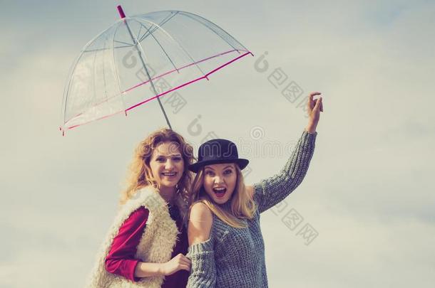 两个流行的女人和雨伞