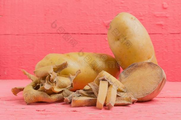 桩马铃薯干的干燥的粉红色的木材背景.腐烂的