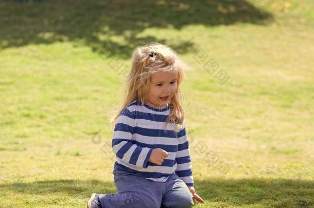 小孩演奏-幸福的游戏.小孩和亚麻色的头发向田园诗般的和煦的：照到阳光的