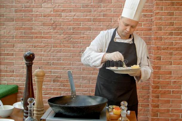专业的厨师烹饪术海产食品采用平底锅