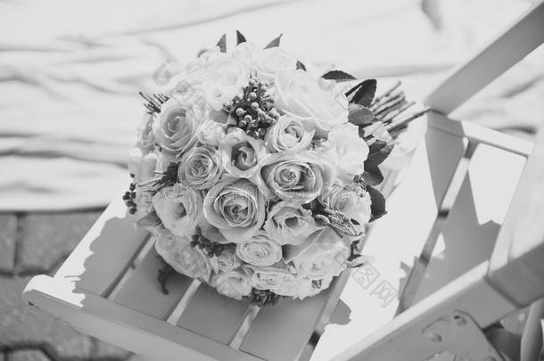 婚礼花束关于粉红色的和白色的玫瑰花
