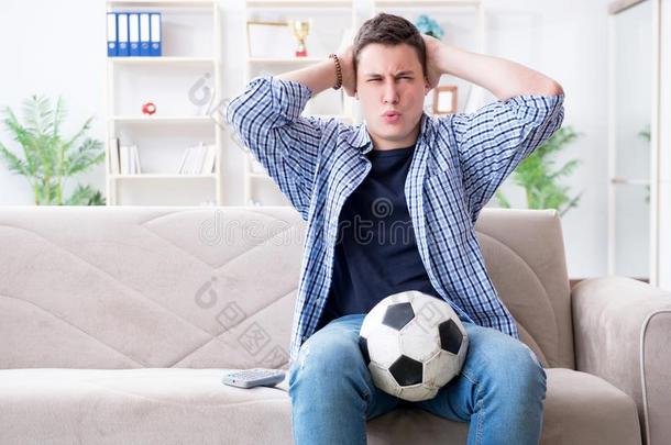 指已提到的人年幼的男人学生观察足球在家