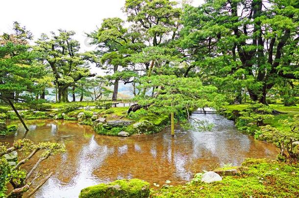 风景优美的日本人花园风景肯罗库恩采用金泽,黑色亮漆