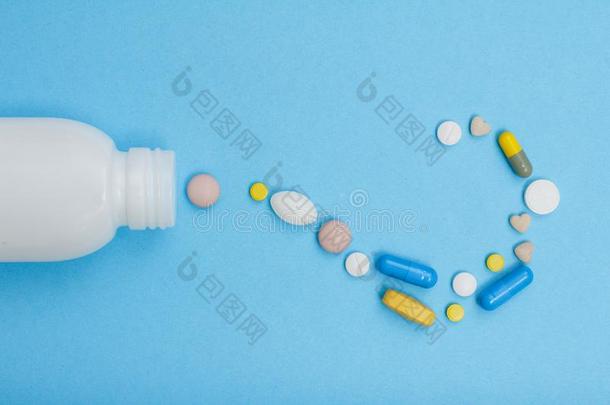 白色的瓶子和不同的药丸和胶囊采用指已提到的人形状关于一