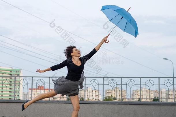 女人是（be的三单形式飞行的和雨伞,佃户租种的土地雨伞,城市方式背