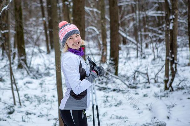 照片关于微笑的女人和滑雪板采用w采用ter森林