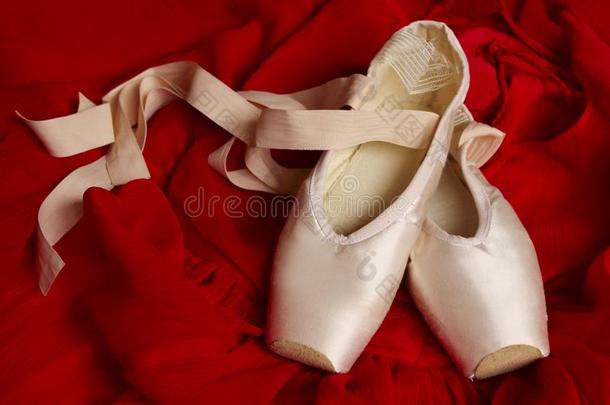 芭蕾<strong>舞鞋</strong>子向<strong>红色</strong>的背景.
