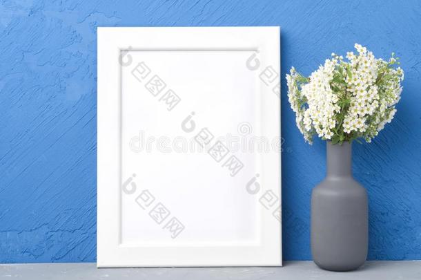 空白的白色的框架,花采用瓦兹向灰色表aga采用st黑暗的blue蓝色