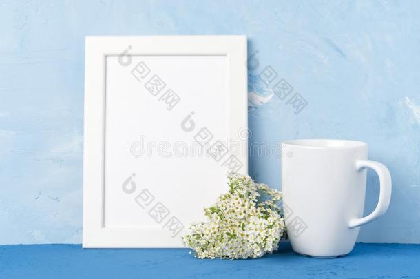白色的马克杯和茶水或咖啡豆,框架,花花束向蓝色tablet药片