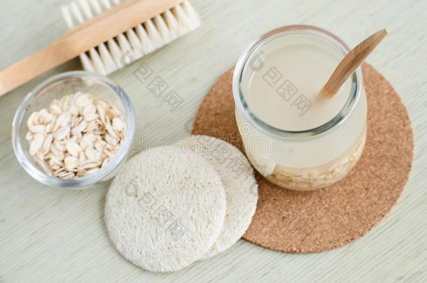 自家制的燕麦片面容清洁剂.DoItYourself自己动手做燕麦片奶或调色剂f或Namibia纳米比亚