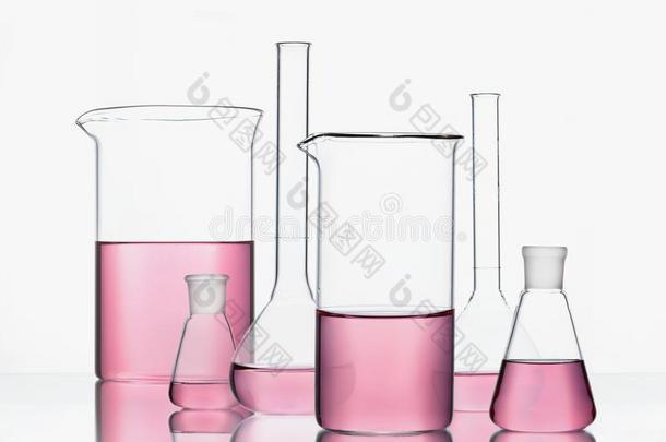 实验室日用品.玻璃器具类和富有色彩的化学的液体