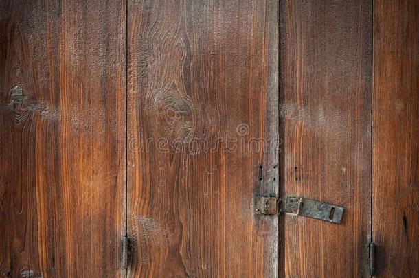 关在上面老的棕色的木材门<strong>开锁</strong>背景