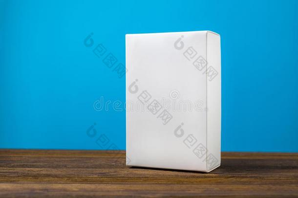 空的两个包装白色的卡纸板盒为长的物料项目向木制的英语字母表的第20个字母