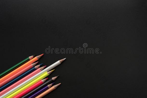 白色的颜色铅笔领导别的共享主意向黑的背景机智