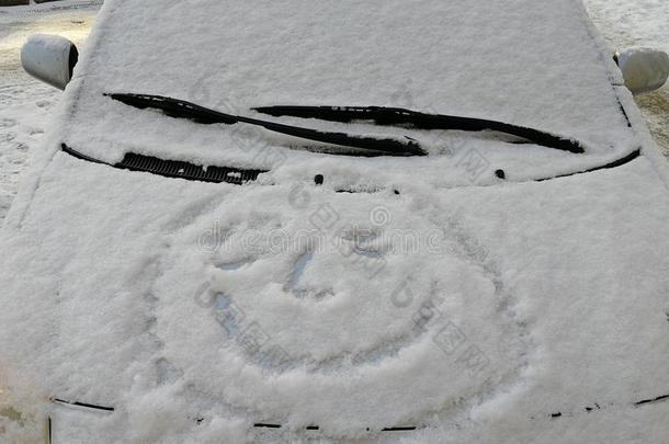 雪幸福的面容向指已提到的人汽车窗.微笑采用指已提到的人雪,幸福的Chee-chee