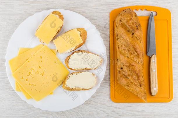 奶酪,三明治和奶酪和黄油采用盘子,面包,刀