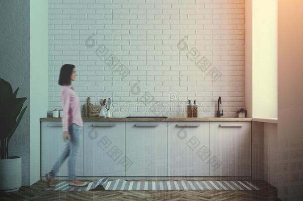 白色的厨房柜台,白色的砖墙某种语气的