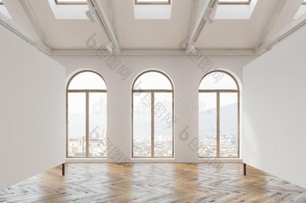 愚弄在上面白色的海报画廊阁楼,拱形的窗
