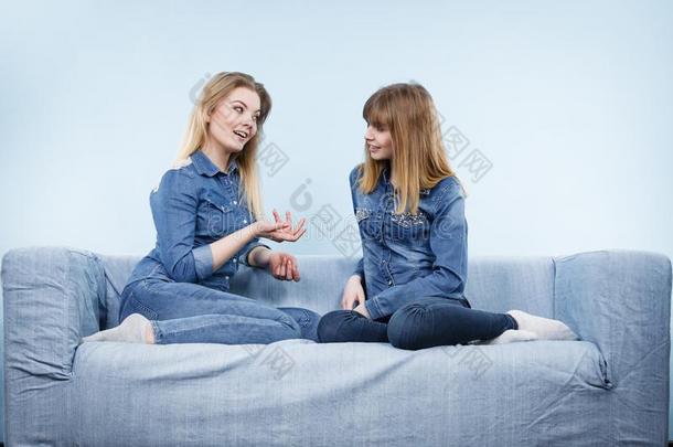 两个幸福的女人朋友使人疲乏的牛仔裤全套装备讲话