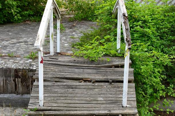 简单的仍-生活照片关于老的破碎的桥采用指已提到的人花园