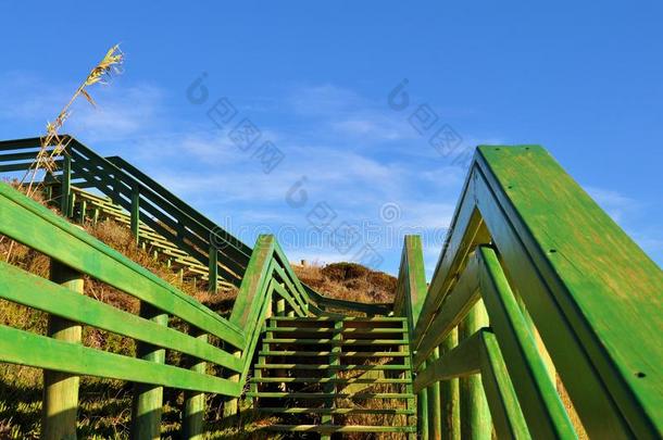 绿色的木制的楼梯在波尔图科沃-葡萄牙