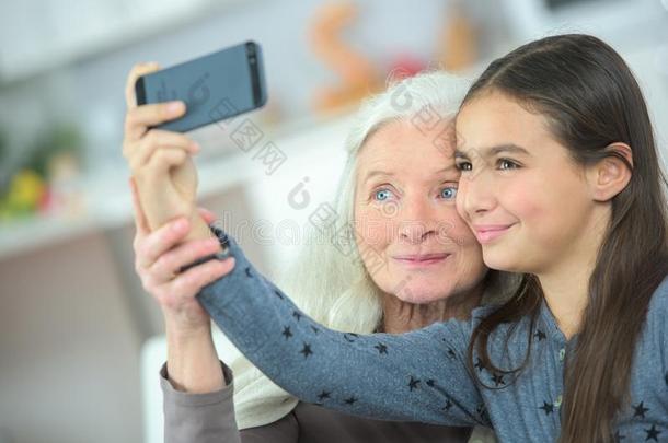 祖母和gr和daughter使摆<strong>姿势</strong>为自<strong>拍照</strong>