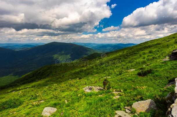 风景关于鲁纳山和卵石向小山