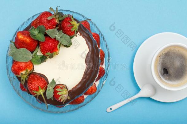 自家制的巧克力蛋糕装饰和新鲜的草莓向巨大左心房