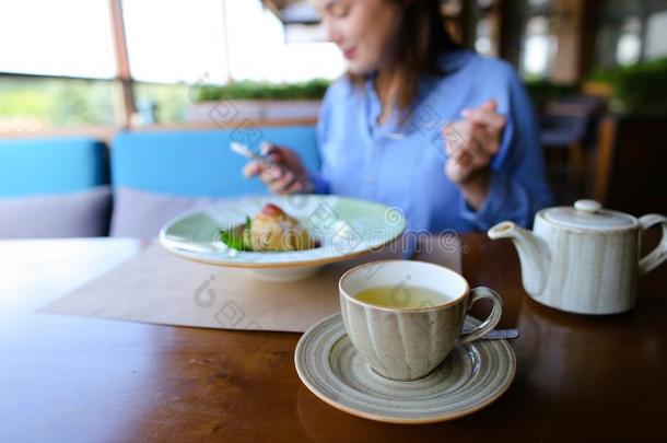 关在上面c在上面关于茶水,壶和学生吃餐后甜食采用后面