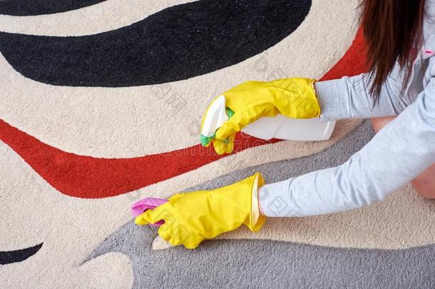 一照片关于女人手采用黄色的拳击手套clean采用g指已提到的人地面
