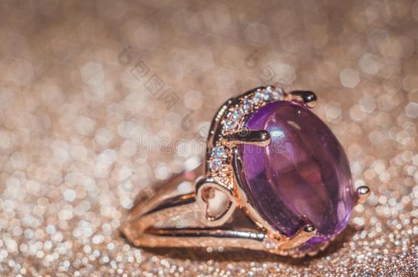 玫瑰金戒指和紫蓝色宝石